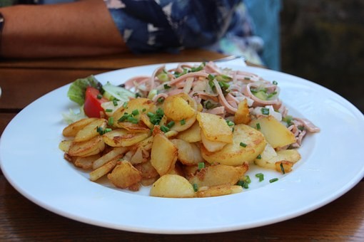 Produktbild von Hausgemachter Wurstsalat frittierten Kartoffelscheiben