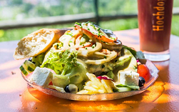Produktbild von Großer Salatteller "Greco" mit frischem Baguette