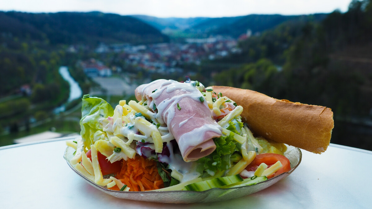 Produktbild von Großer Salatteller "Schinken & Käse" mit frischem Baguette