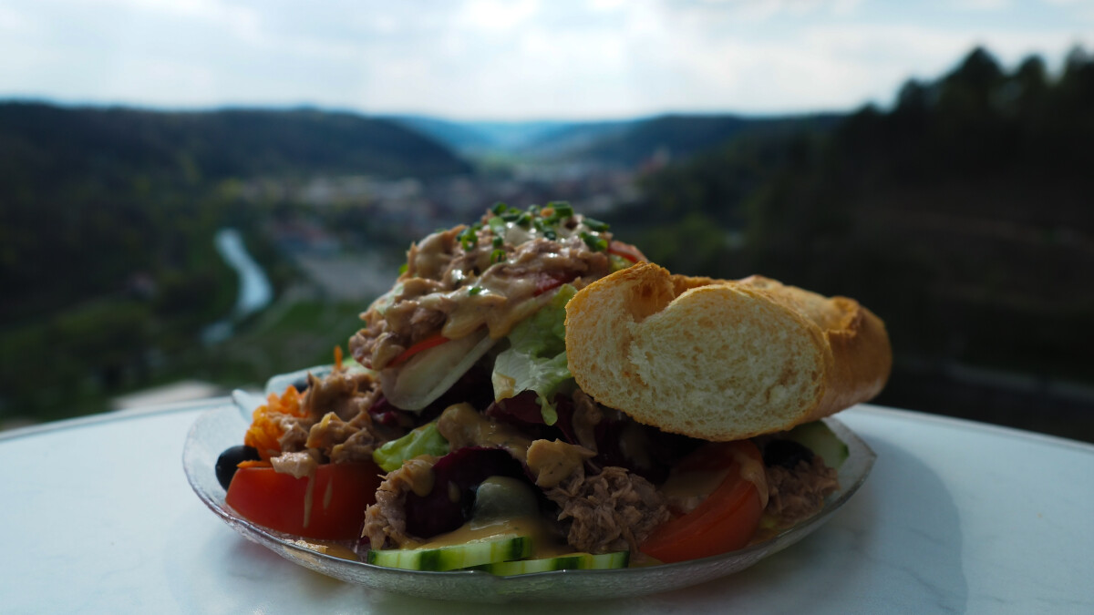 Produktbild von Großer Salatteller "Nizza" mit frischem Baguette